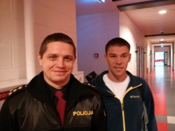 Латышский полицейский Генадийс Каминскис с Кори Дьюэлом